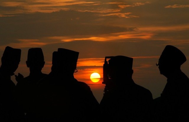 Officers of Malaysia's Islamic authority use a telescope to perform "rukyah", the sighting of the new moon of Ramadan, in Teluk Kemang, south of Kuala Lumpur, Malaysia on August 20, 2009.