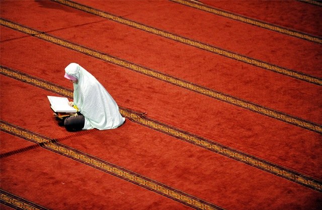 A Muslim woman prays at the Istiqlal mosque on the first day of the holy fasting month of Ramadan in Jakarta on August 22, 2009 or Ramadan 1, 1430 in the Hijriah lunar calendar.