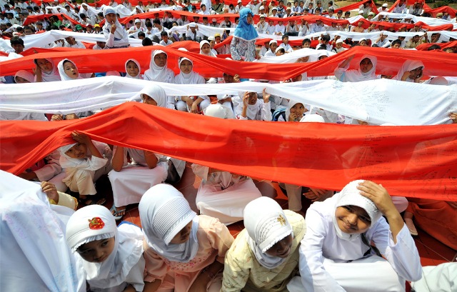 Indonesian Muslim children parade during a ceremony called "Prayer for the Country" to welcome the holy fasting month of Ramadan in Jakarta, Indonesia on August 21, 2009.