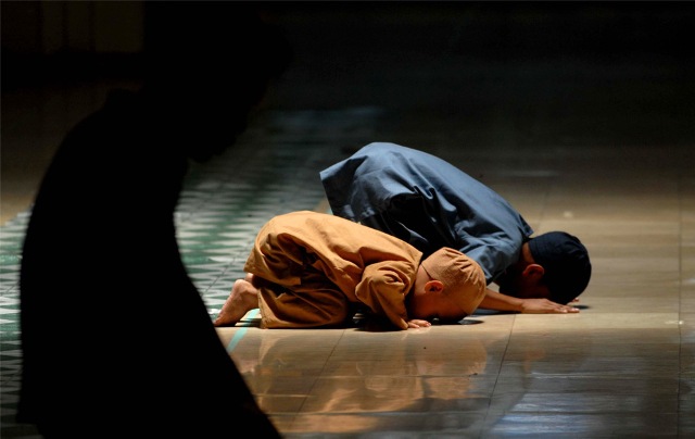 Muslim children pray at a mosque during the month of Ramadan in Manila, in the Philippines on August 23, 2009. 